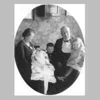 090-0088 Damerau im Februar 1934 - Taufe von Gisela Doehring - die Eltern Walter und Margarete und die Kinder Kurt und Hannelore.JPG